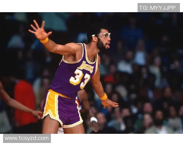 花式足球明星贾巴尔的传奇故事与精彩表演揭秘